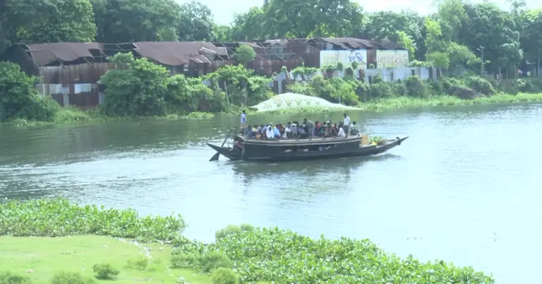আলোকবালি থেকে আশপাশের গ্রামে যাতায়াতের একমাত্র ভরসা নৌকা
